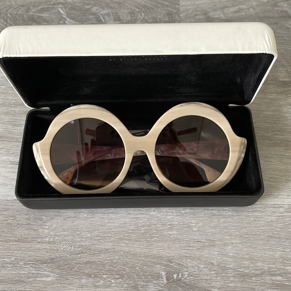 New in box Alice and Olivia Stacy sunglasses in Cream Horn